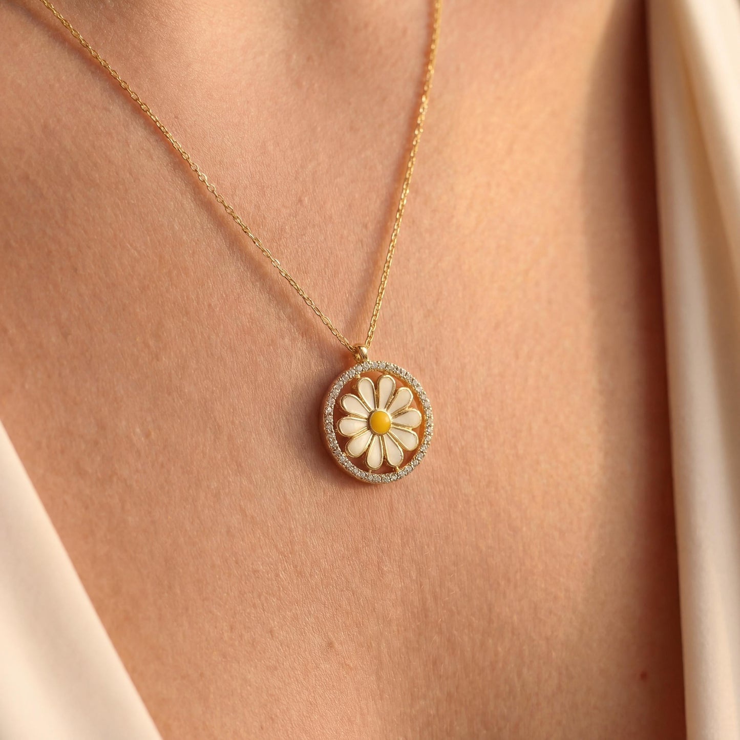 Daisy Necklace, Flower Pendant, 14K Gold Plated, April Birth Flower, Floral Jewelry, Minimalist Chain, Mothers Day Gift, Valentines Gift