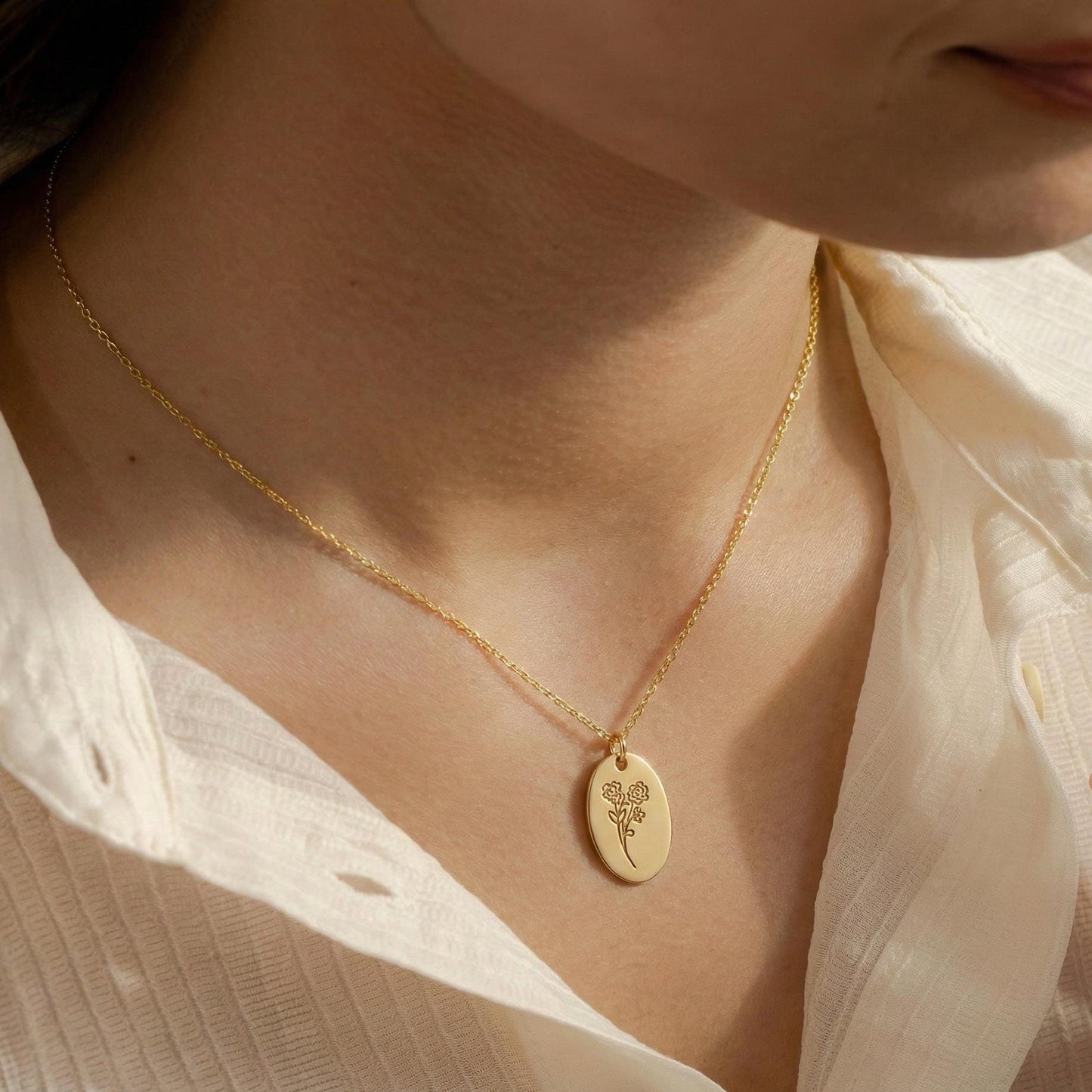 Birth Flower Necklace, Personalized Mom Gift, Gold Coin Pendant, Custom Floral Jewelry, Mother's Day Gift, Minimalist Rose Pendant