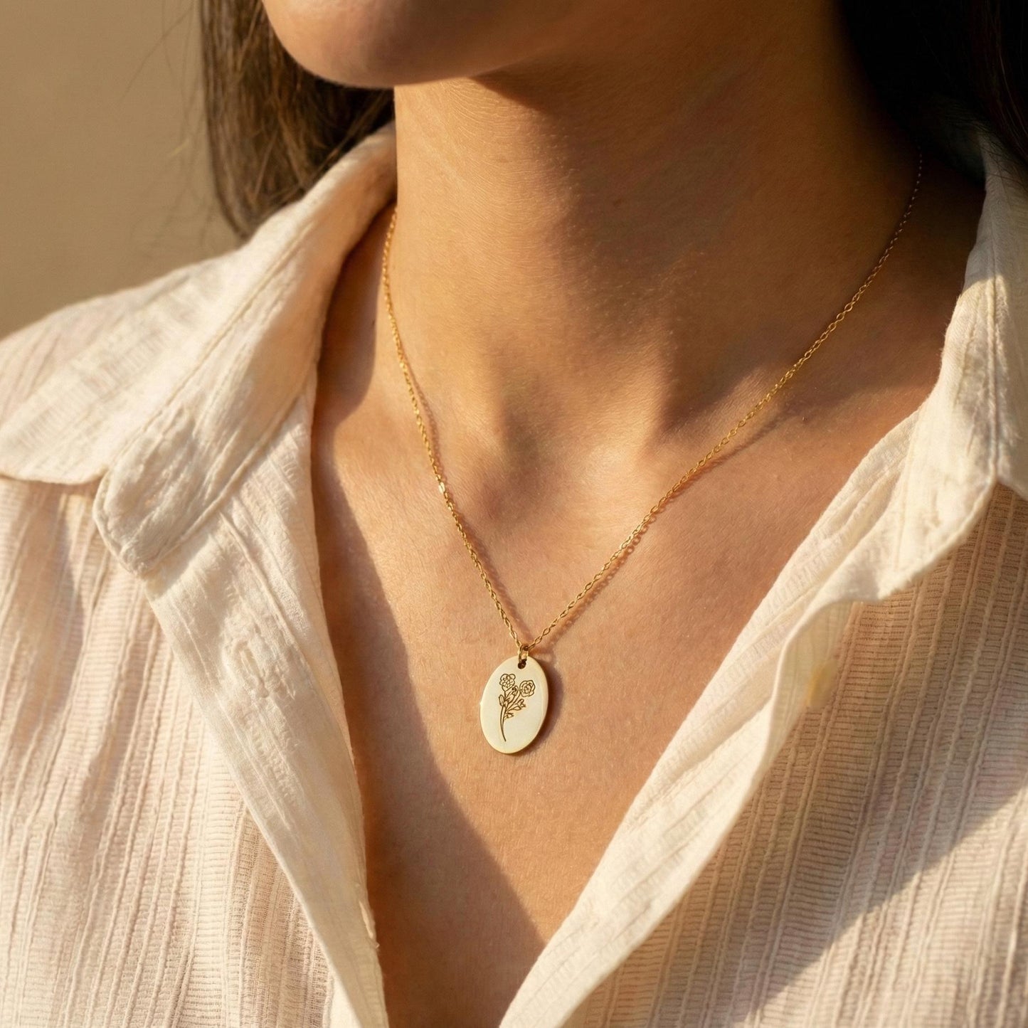 Birth Flower Necklace, Personalized Mom Gift, Gold Coin Pendant, Custom Floral Jewelry, Mother's Day Gift, Minimalist Rose Pendant
